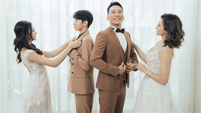 結婚19年拍8次全家福!李詠嫻拍到失控「忍不住淚灑攝影棚」兒女「帥氣登大人模樣」全場驚豔