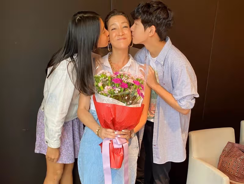 結婚19年拍8次全家福!李詠嫻拍到失控「忍不住淚灑攝影棚」兒女「帥氣登大人模樣」全場驚豔