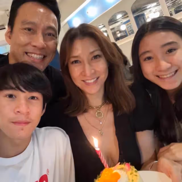 結婚19年拍8次全家福!李詠嫻拍到失控「忍不住淚灑攝影棚」兒女「帥氣登大人模樣」全場驚豔