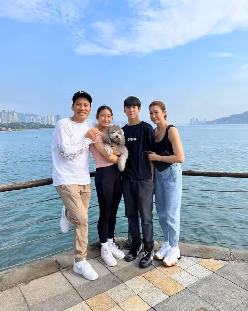 結婚19年拍8次全家福!李詠嫻拍到失控「忍不住淚灑攝影棚」兒女「帥氣登大人模樣」全場驚豔
