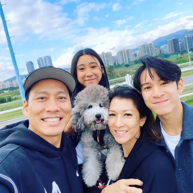 結婚19年拍8次全家福!李詠嫻拍到失控「忍不住淚灑攝影棚」兒女「帥氣登大人模樣」全場驚豔