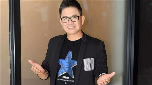 被看衰一輩子！宏都拉斯捨棄台塑職位「堅持進演藝圈」「從打雜開始」年過50終於被看見：做人別妄自菲薄