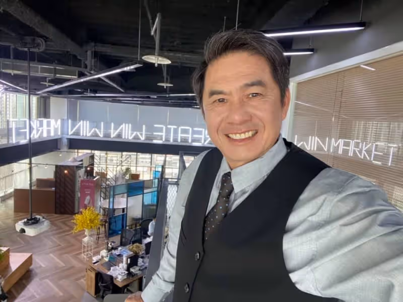 被看衰一輩子!宏都拉斯捨棄台塑職位「堅持進演藝圈」「從打雜開始」年過50終於被看見:做人別妄自菲薄