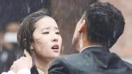 想要知道明星顏值多高？只要「一場大雨」就可以了，網友：看到圖二笑噴了啦！