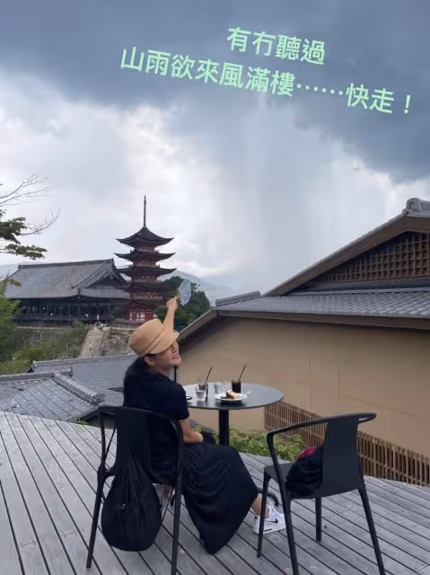 49歲蒙嘉慧在日本神社遊玩,穿著樸素喝咖啡,鄭伊健負責拍照