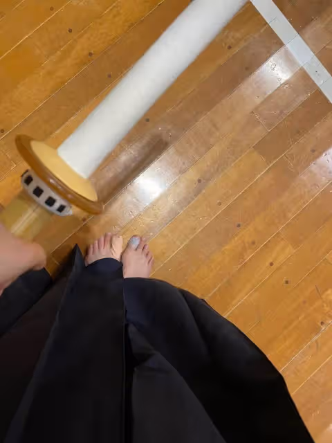 49歲蒙嘉慧在日本神社遊玩,穿著樸素喝咖啡,鄭伊健負責拍照