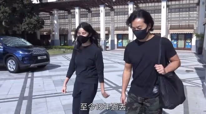 49歲蒙嘉慧在日本神社遊玩,穿著樸素喝咖啡,鄭伊健負責拍照