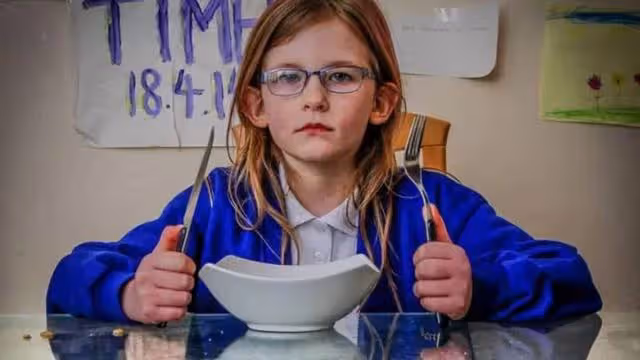 英國7歲女孩被車拖行30米，大部分皮膚消失卻不痛不哭，啥原因？