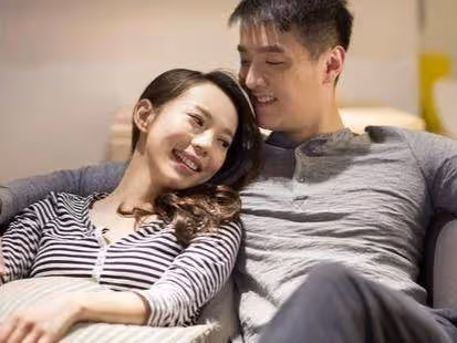 我媽從鄉下跑來照顧懷孕的妻子,半夜卻看見妻子拿她的牙刷刷廁所