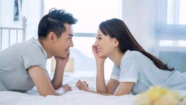 我媽從鄉下跑來照顧懷孕的妻子,半夜卻看見妻子拿她的牙刷刷廁所