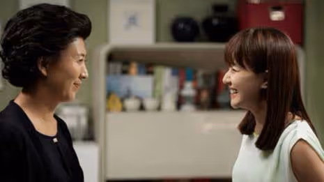 我媽從鄉下跑來照顧懷孕的妻子,半夜卻看見妻子拿她的牙刷刷廁所