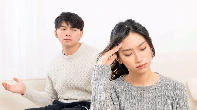 我媽從鄉下跑來照顧懷孕的妻子,半夜卻看見妻子拿她的牙刷刷廁所