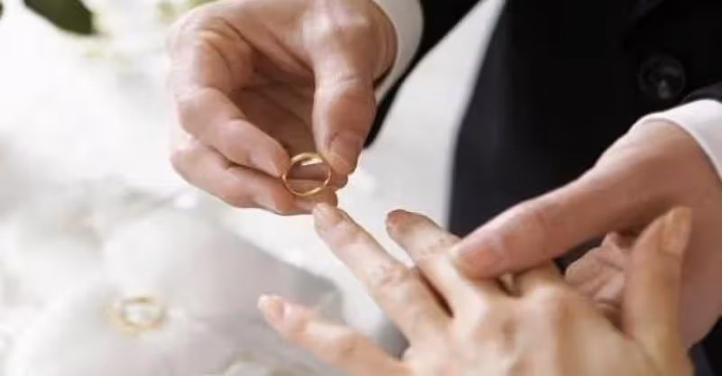 婆婆來我家後，總讓我出去玩她做家務，我忘帶手機回家，才知隱情