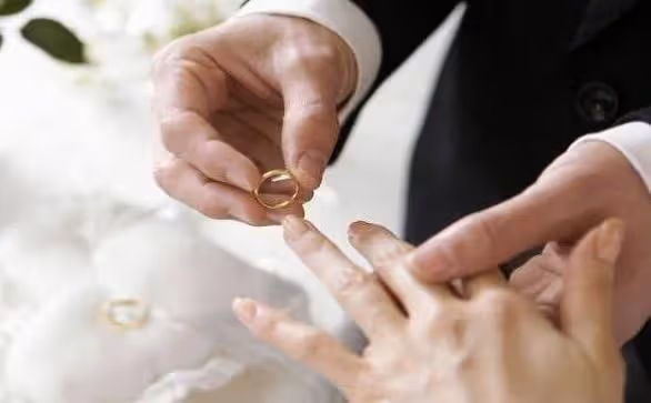婆婆來我家後，總讓我出去玩她做家務，我忘帶手機回家，才知隱情