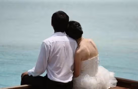 婆婆來我家後，總讓我出去玩她做家務，我忘帶手機回家，才知隱情