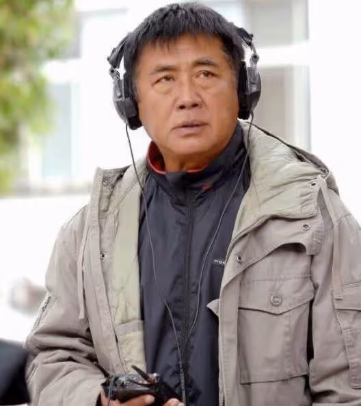 74歲金鐘視帝,「淪落」街頭賣藝,路邊吹薩克斯風被認出,笑稱「都是因金孫」暖心原因惹淚:根本模範爺爺!