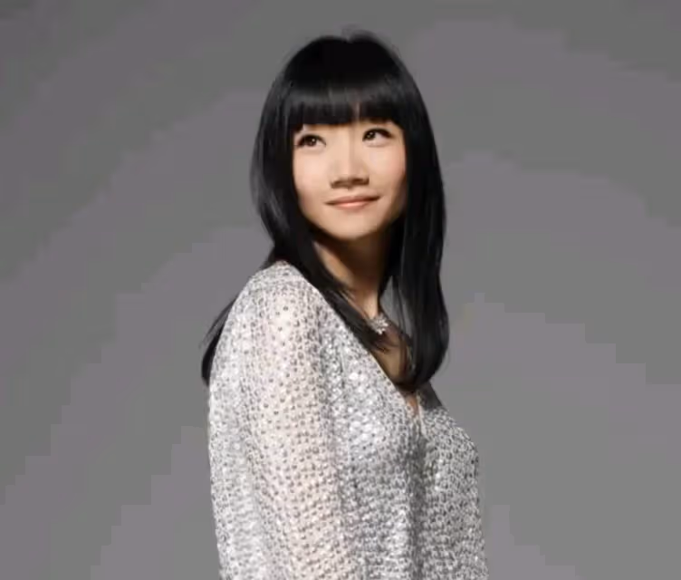 小S大女兒遇到超強勁對手!陶晶瑩16歲女兒近照曝光,「丹鳳眼+高冷表情」超模範十足
