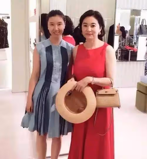 林青霞逛街與路人合影,老了穿紅裙也漂亮,畢竟氣質擺在那兒