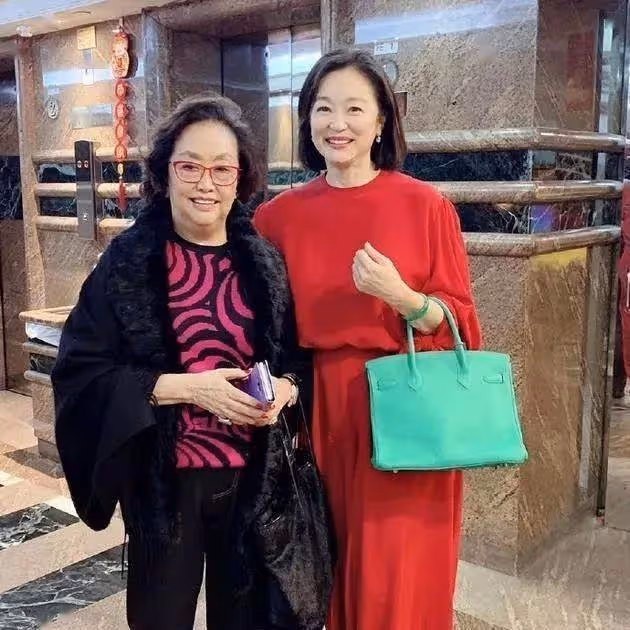 林青霞逛街與路人合影,老了穿紅裙也漂亮,畢竟氣質擺在那兒