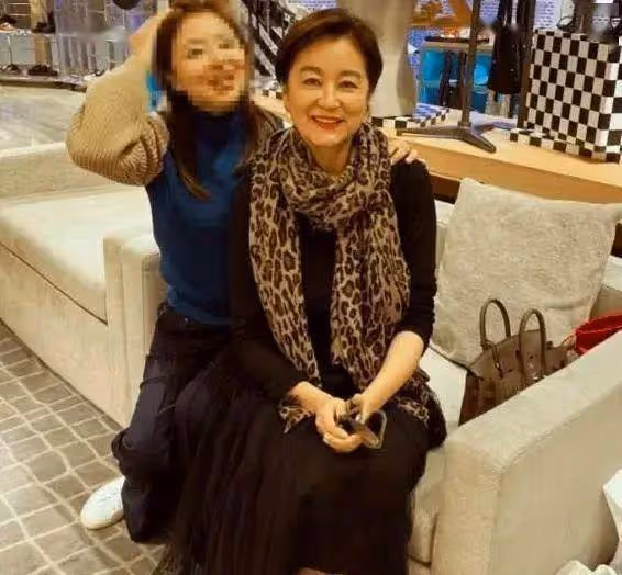 林青霞逛街與路人合影,老了穿紅裙也漂亮,畢竟氣質擺在那兒
