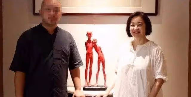 林青霞逛街與路人合影,老了穿紅裙也漂亮,畢竟氣質擺在那兒