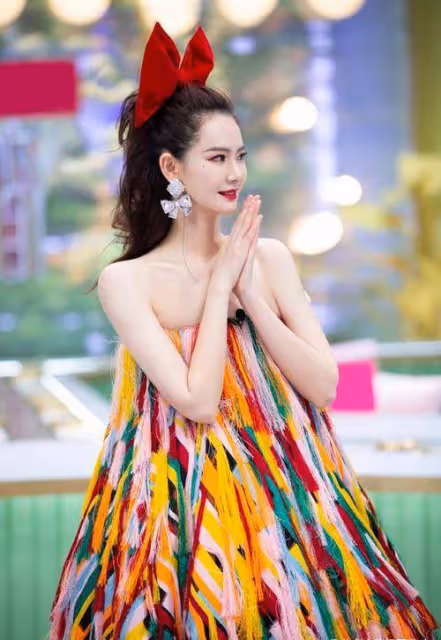 戚薇自曝家中香水頂別墅，住宅卻小顯寒酸，老公疼寵女兒也愛美