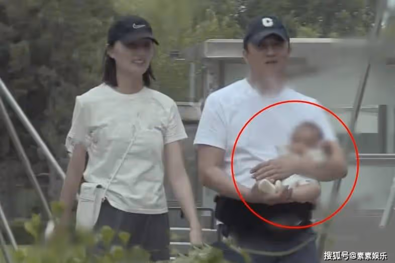 李亞鵬抱娃散步：腰上綁著小嬰兒凳子，全程對小女兒細心地呵護