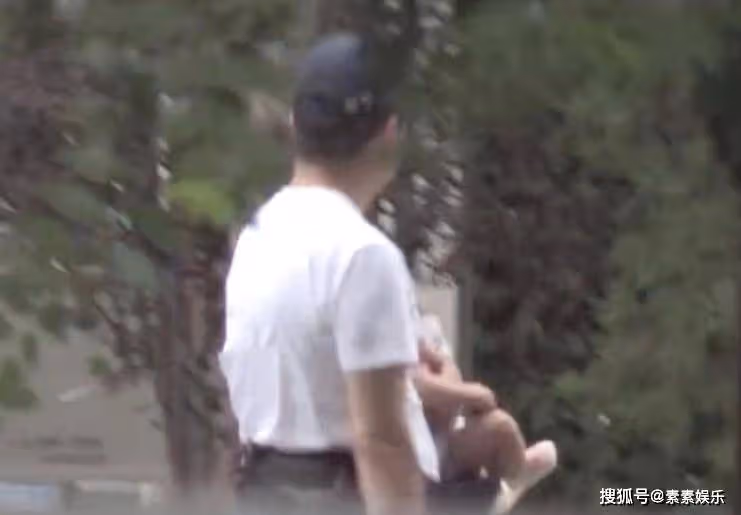 李亞鵬抱娃散步:腰上綁著小嬰兒凳子,全程對小女兒細心地呵護