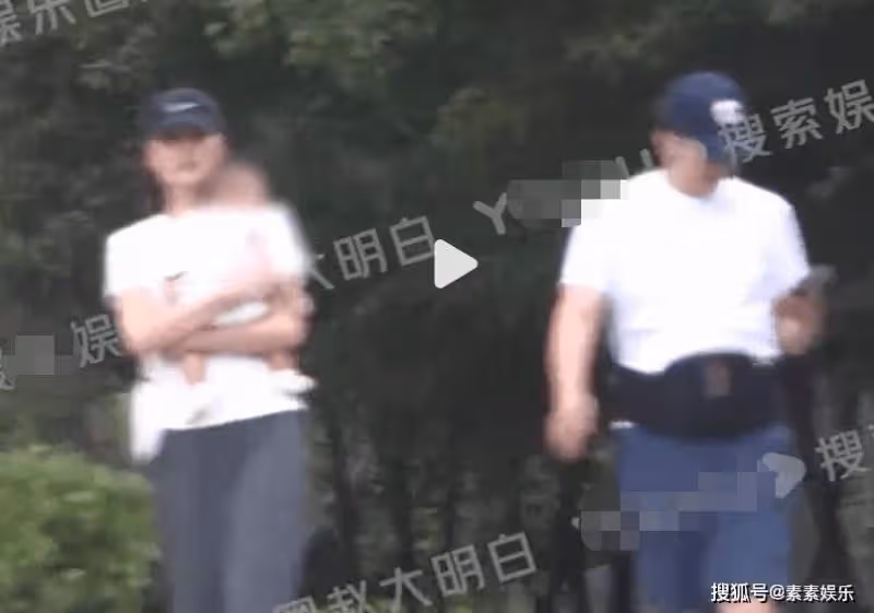 李亞鵬抱娃散步:腰上綁著小嬰兒凳子,全程對小女兒細心地呵護