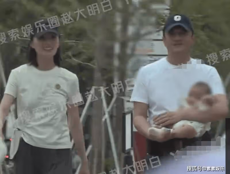 李亞鵬抱娃散步:腰上綁著小嬰兒凳子,全程對小女兒細心地呵護