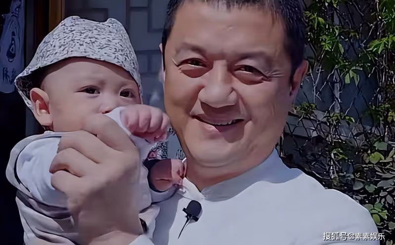 李亞鵬抱娃散步:腰上綁著小嬰兒凳子,全程對小女兒細心地呵護