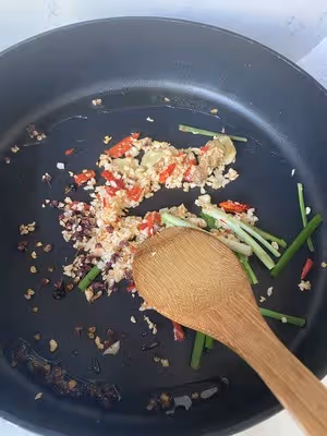 無火鍋底料版減脂友好                    鮮香牛奶麻辣燙【350大卡】