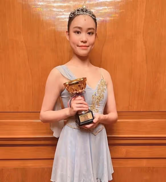 劉鑾雄19歲女兒罕見出鏡,身材苗條顔值超高,媽媽呂麗君狂點贊,與老爸關係尚未破冰