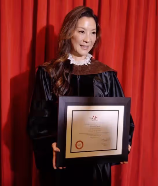 楊紫瓊獲AFI學位現場照曝光,穿黑色博士服,60歲依然神采奕奕