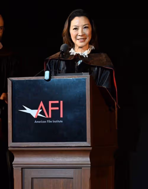 楊紫瓊獲AFI學位現場照曝光,穿黑色博士服,60歲依然神采奕奕