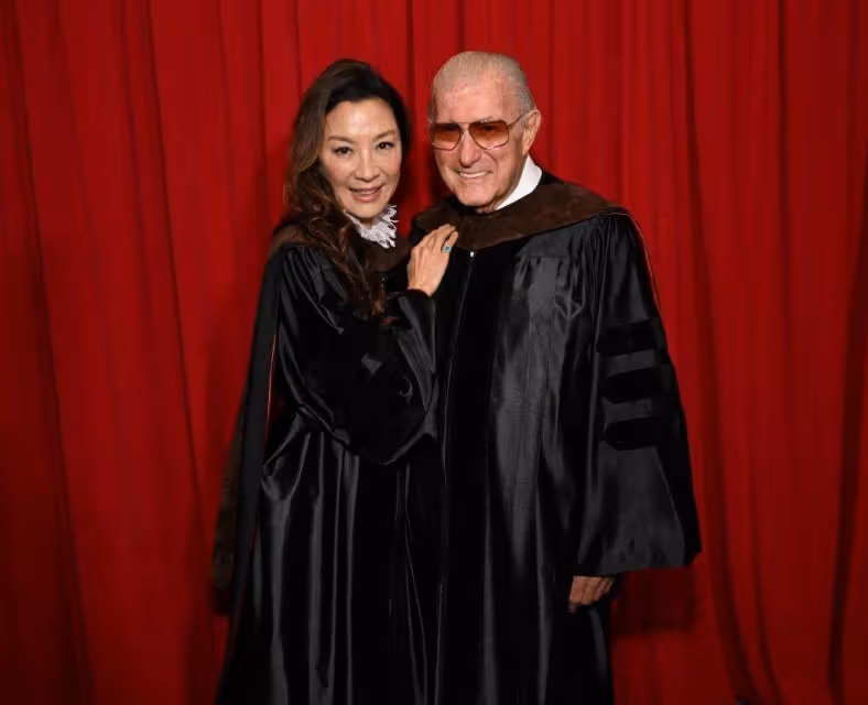 楊紫瓊獲AFI學位現場照曝光,穿黑色博士服,60歲依然神采奕奕