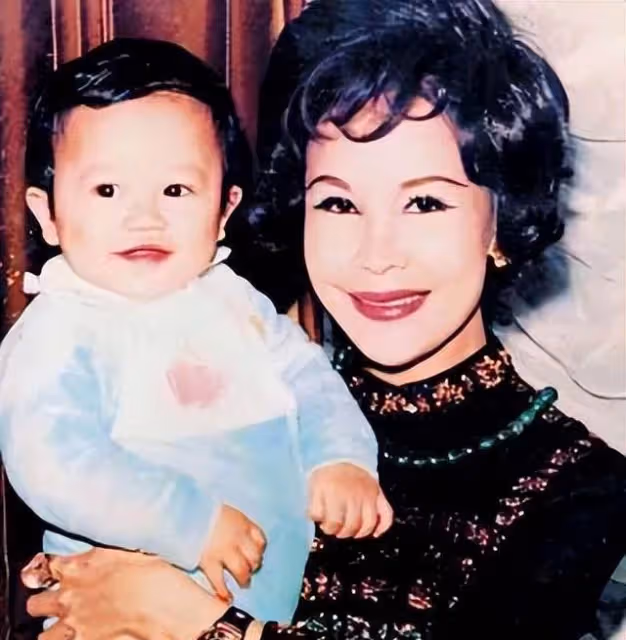 91歲黃夏慧與丈夫正式移民美國,既矛盾又開心,臨行前含淚囑托:希望大家不要忘記我