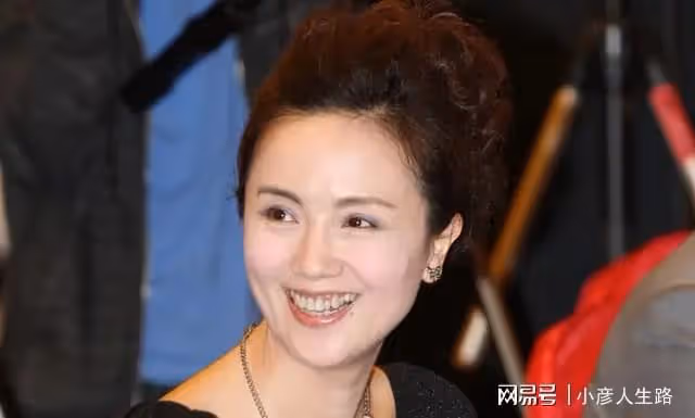 辛柏青朱媛媛:從校園到婚紗,結婚16年零緋聞,一家3口生活幸福