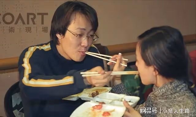 辛柏青朱媛媛:從校園到婚紗,結婚16年零緋聞,一家3口生活幸福