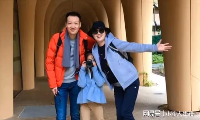 辛柏青朱媛媛:從校園到婚紗,結婚16年零緋聞,一家3口生活幸福
