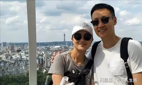 辛柏青朱媛媛:從校園到婚紗,結婚16年零緋聞,一家3口生活幸福