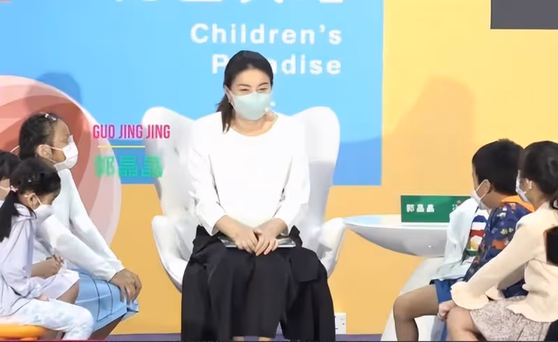 郭晶晶大女兒太可愛了,穿粉裙公主范十足,這氣質完全遺傳媽媽