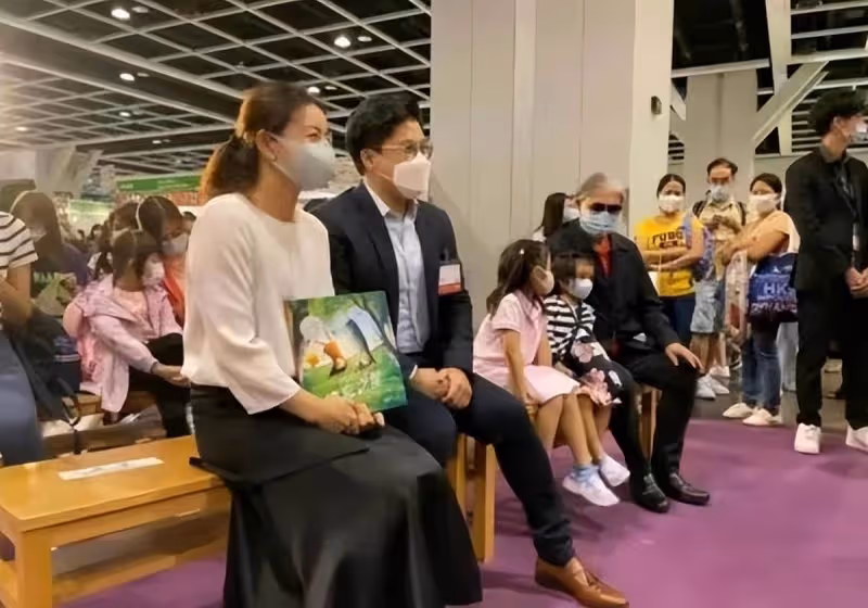 郭晶晶大女兒太可愛了,穿粉裙公主范十足,這氣質完全遺傳媽媽