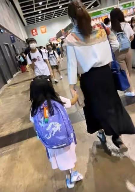 郭晶晶大女兒太可愛了,穿粉裙公主范十足,這氣質完全遺傳媽媽