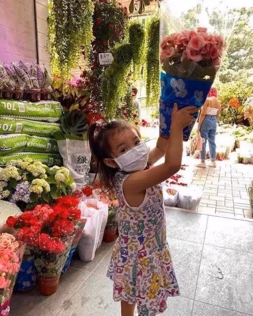 郭晶晶大女兒太可愛了,穿粉裙公主范十足,這氣質完全遺傳媽媽