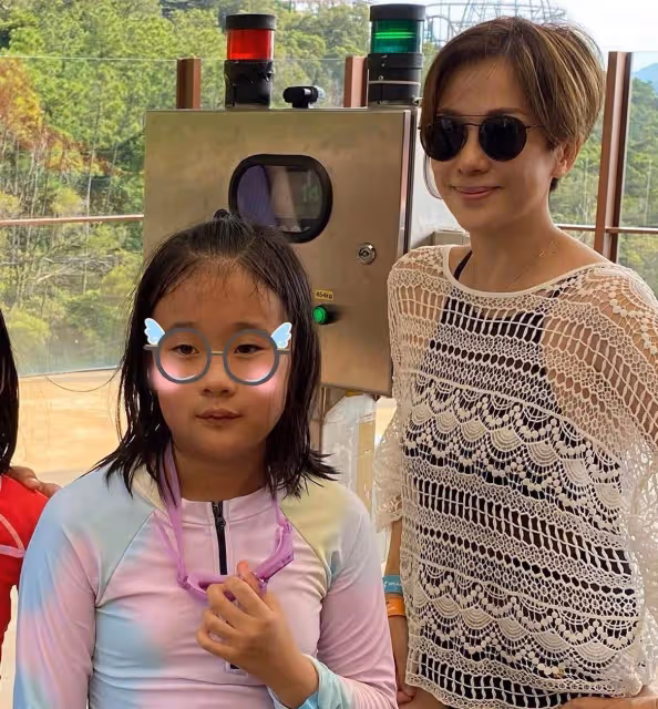 「TVB女神」文頌嫻帶9歲女兒現身水上樂園,穿泳衣大秀身材,皮膚白皙似少女