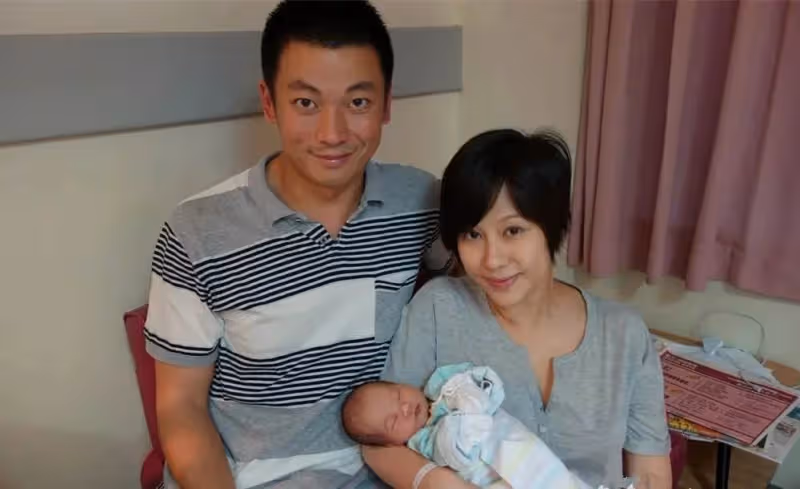 「TVB女神」文頌嫻帶9歲女兒現身水上樂園,穿泳衣大秀身材,皮膚白皙似少女