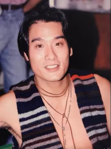 63歲梁家輝近照曝光,胡茬花白低調吃甜品,屈膝與小孩合影超貼心,網友:難得的老戲骨