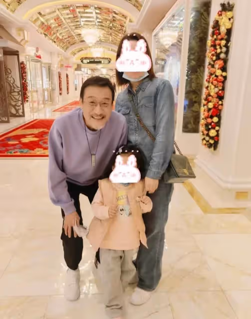 63歲梁家輝近照曝光,胡茬花白低調吃甜品,屈膝與小孩合影超貼心,網友:難得的老戲骨