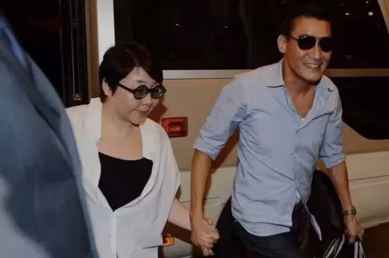 63歲梁家輝近照曝光,胡茬花白低調吃甜品,屈膝與小孩合影超貼心,網友:難得的老戲骨
